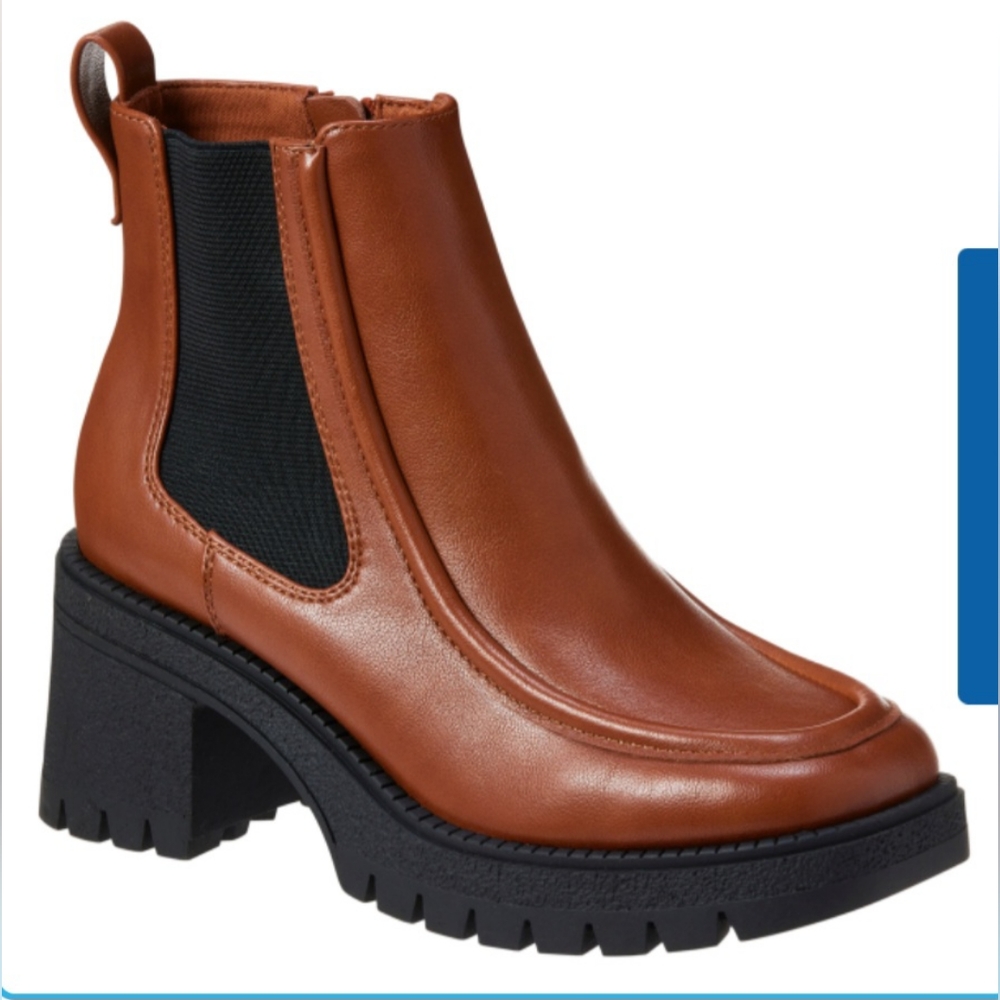 NWT in box. London Underground Rae lug sole chunky ankle boots w side zip Size 9